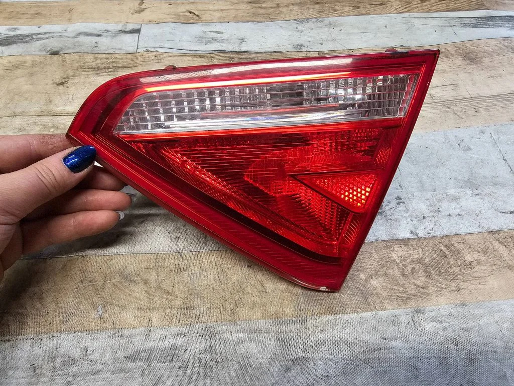 Tailgate rear/tail lights 8T0945094