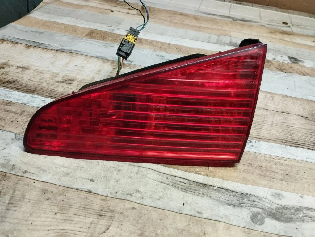 Lampa tylna w klapie – prawy tył