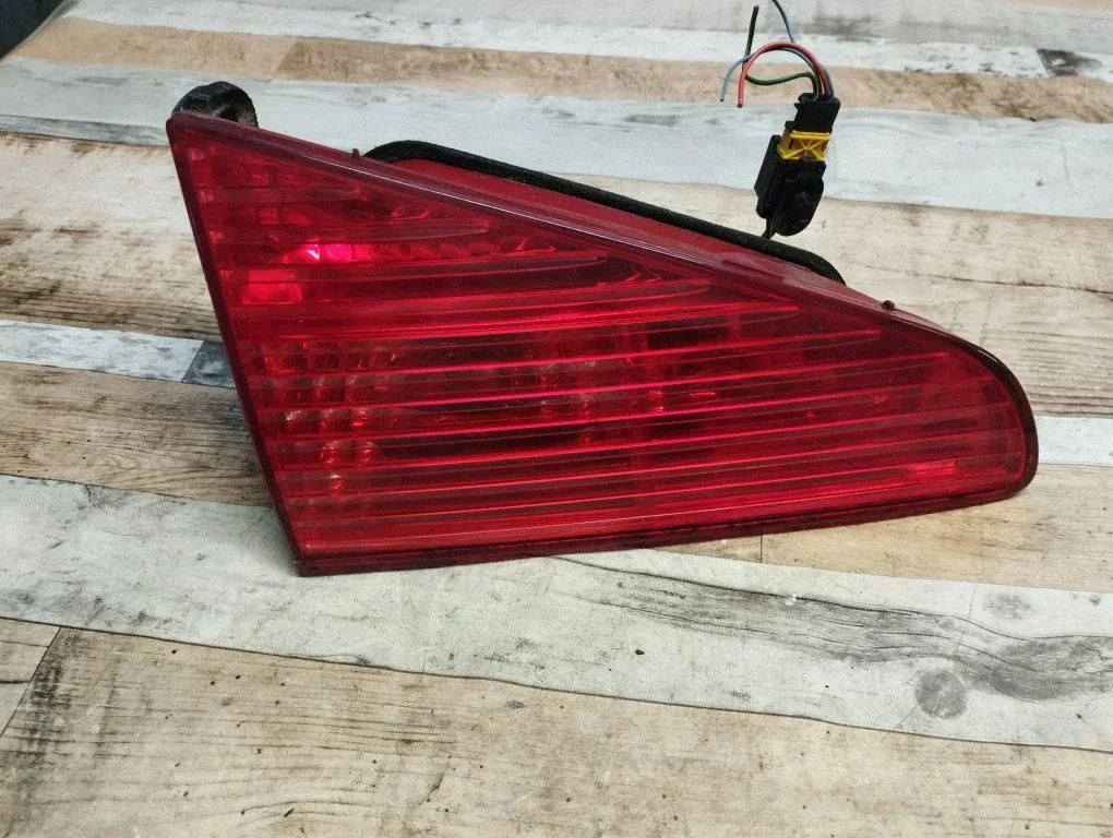 Lampa tylna w klapie – lewy tył