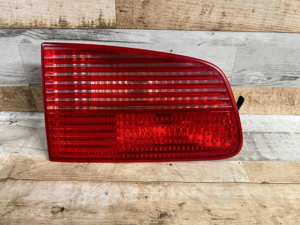 Lampa tylna w klapie – lewy tył