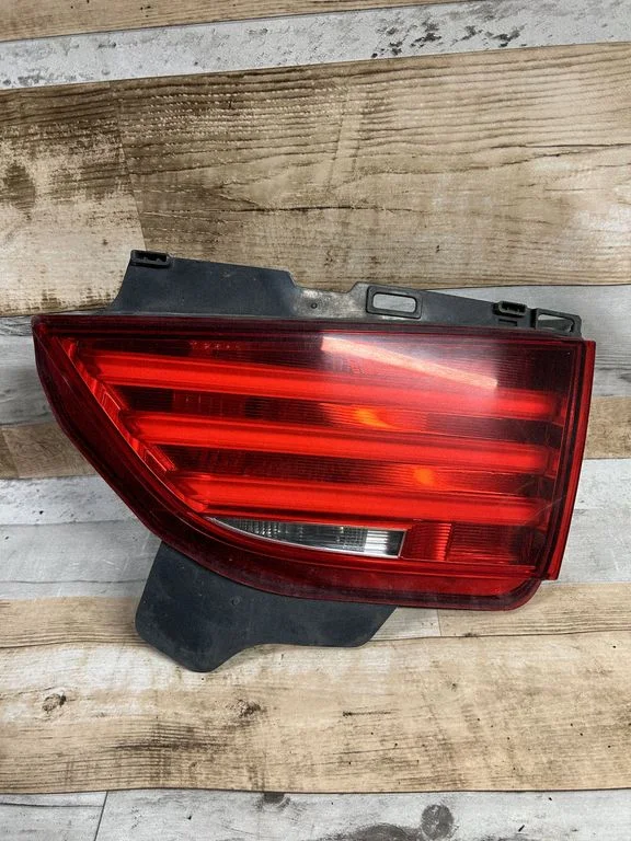 Tailgate rear/tail lights – rear right