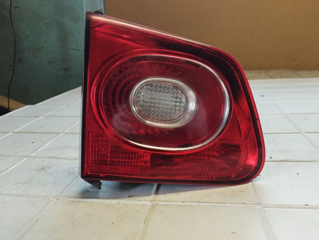 Lampa tylna w klapie – Volkswagen Tiguan (2007-2016)