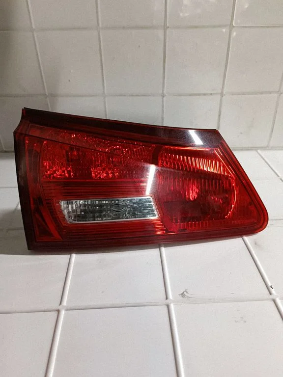 Tailgate rear/tail lights – rear left