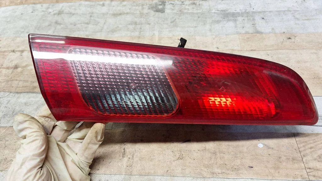 Tailgate rear/tail lights – left