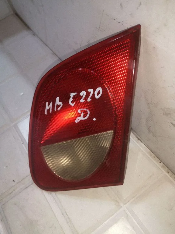 Tailgate rear/tail lights – Mercedes-Benz E-Class W210 (1995-2002)