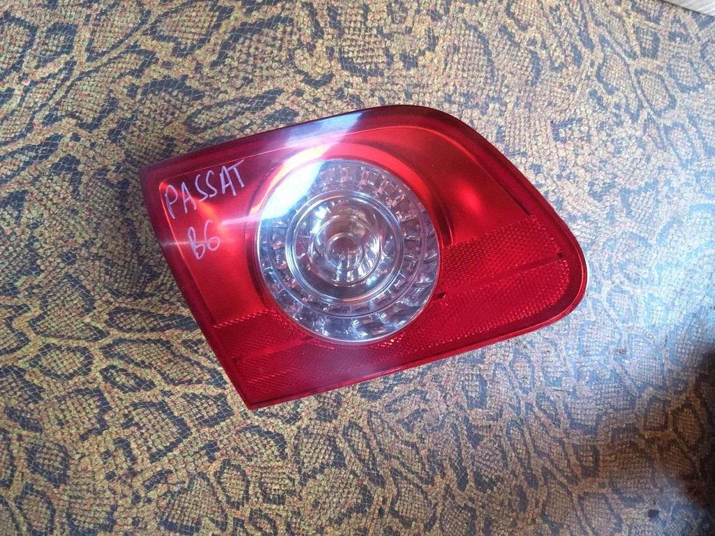 Tailgate rear/tail lights 3C9945093A