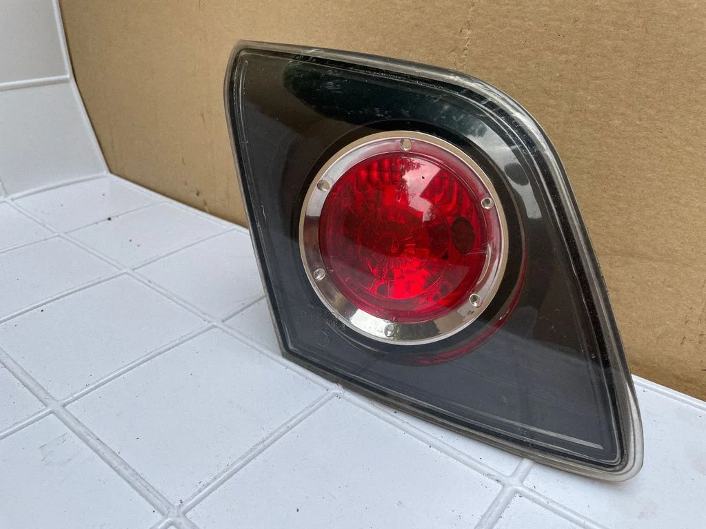 Aizmugurējais lukturis bagāžnieka vākā 082161305LR