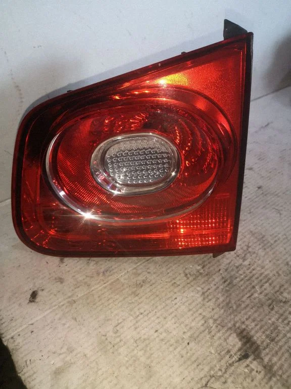 Lampa tylna w klapie – Volkswagen Tiguan (2007-2016)