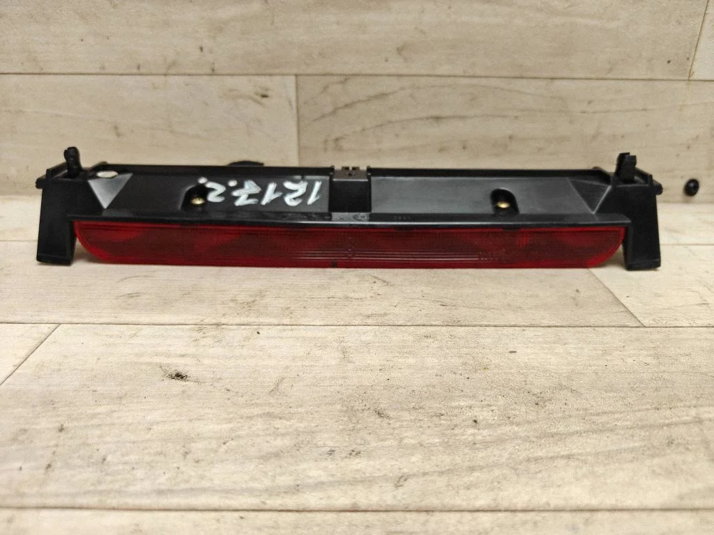 Third/center stoplight 38310002
