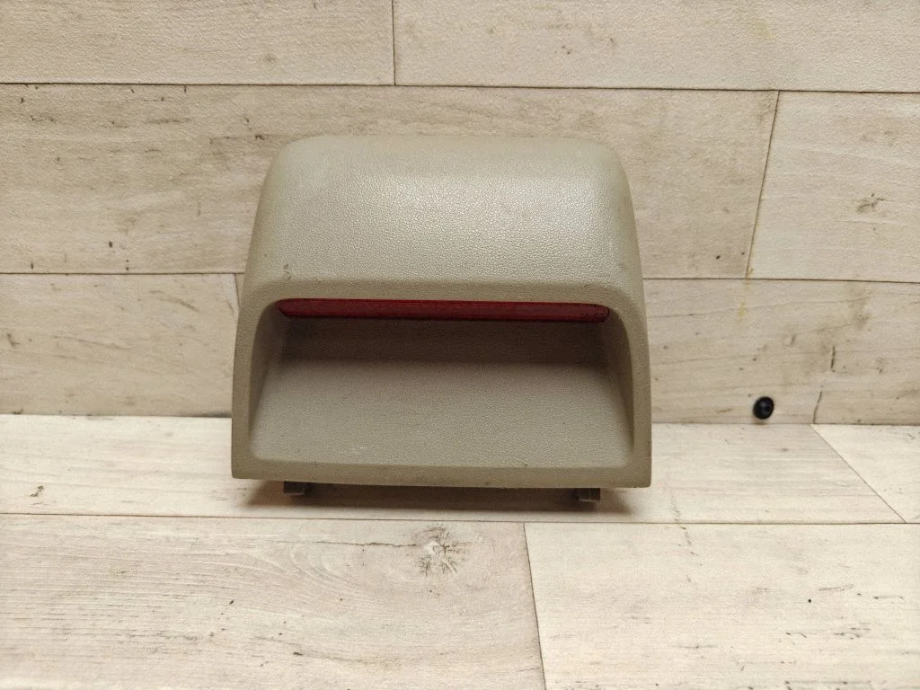 Third/center stoplight – Toyota Yaris (2006-2011)