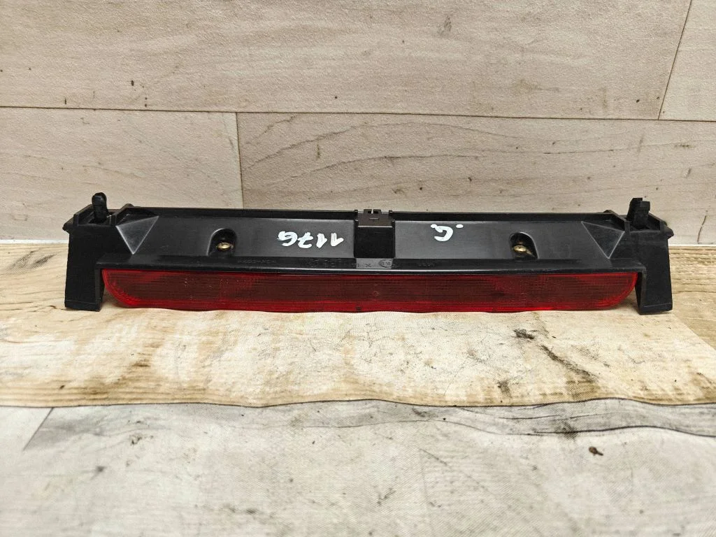 Third/center stoplight 38310002