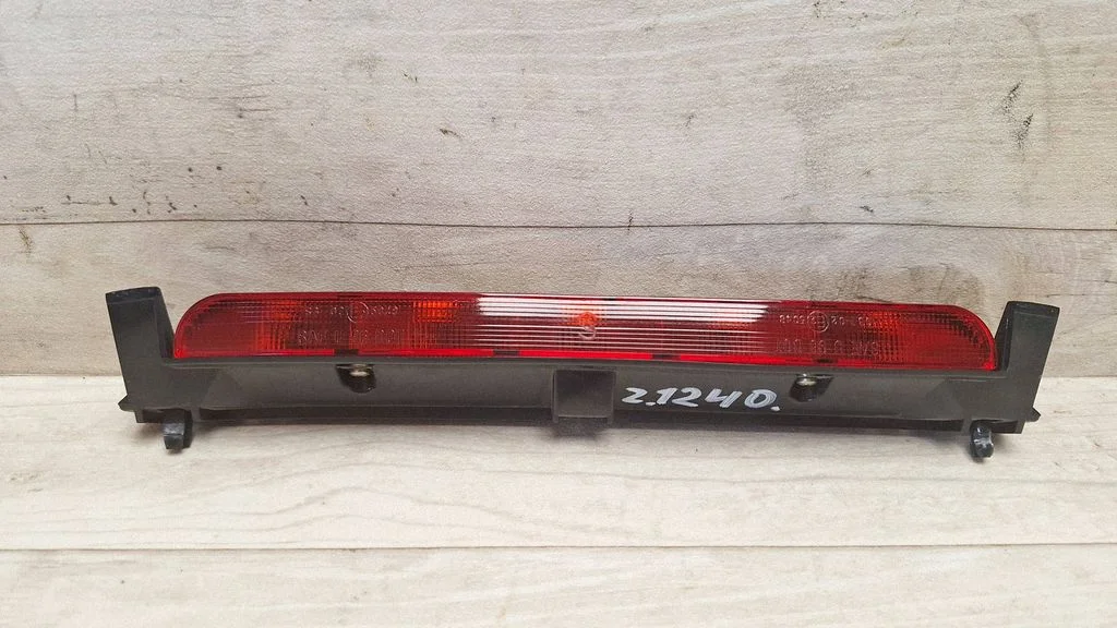 Third/center stoplight