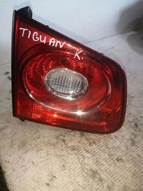 Lampa tylna w klapie – Volkswagen Tiguan (2007-2016)