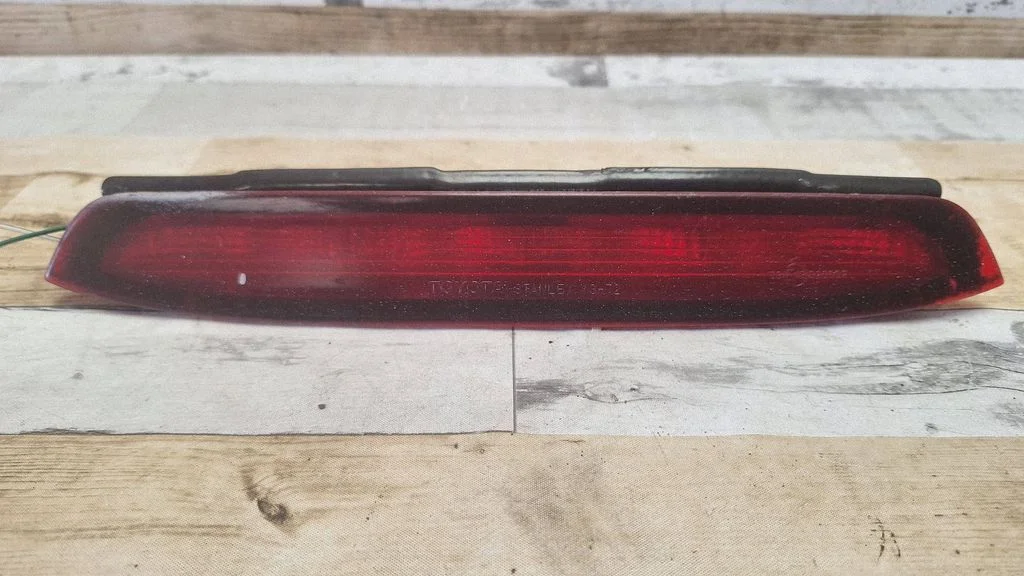 Third/center stoplight E43020002