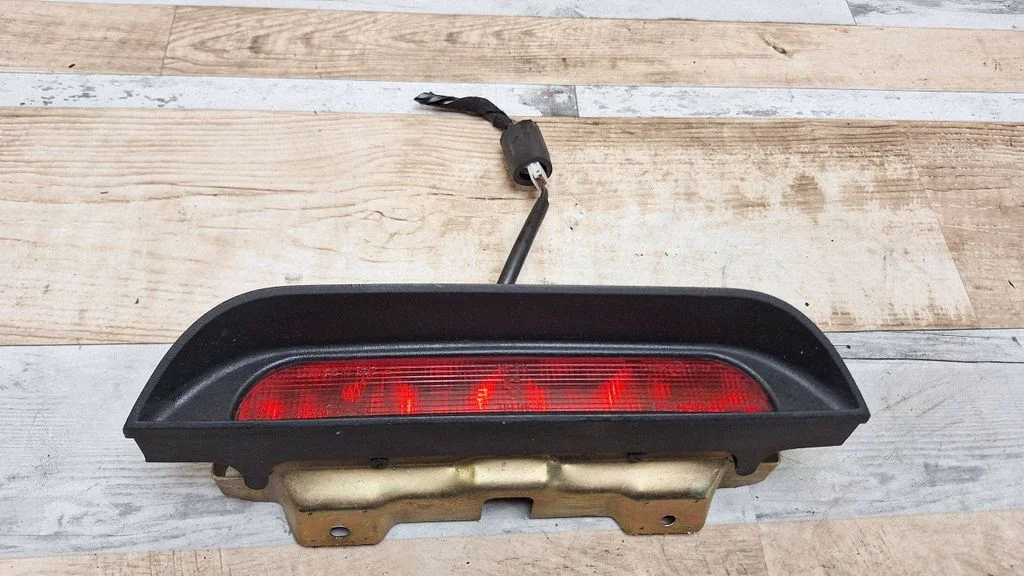 Third/center stoplight MR245579