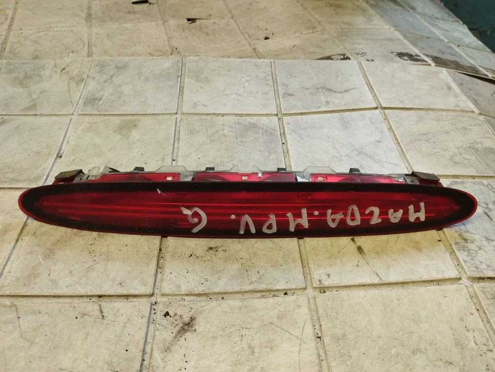 Third/center stoplight – Mazda MPV II LW (1999-2007)