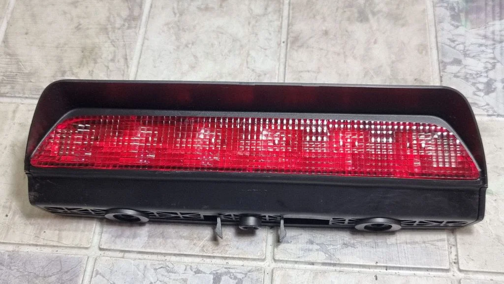 Third/center stoplight A047030