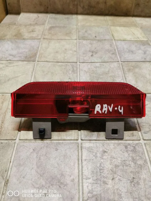 Third/center stoplight – Toyota RAV 4 (XA20) (2000-2005)