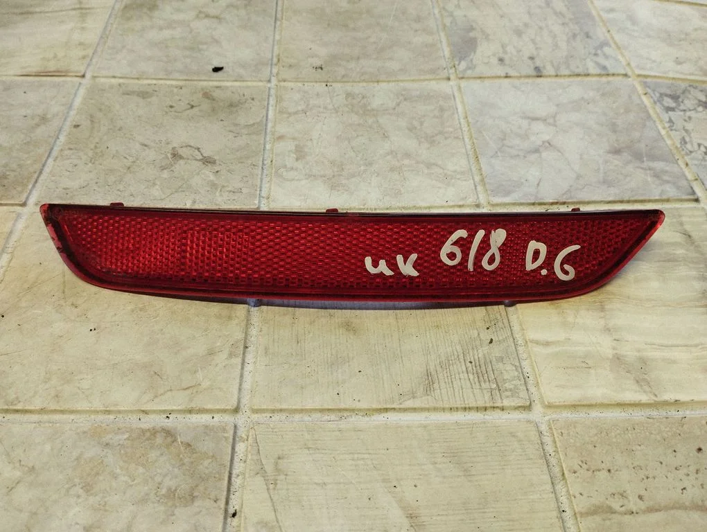 Rear tail light reflector 7S71515B0AC
