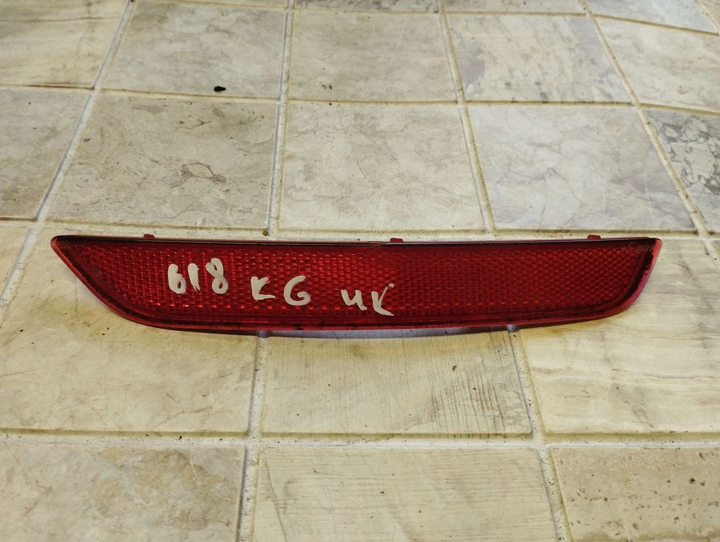 Rear tail light reflector 7S71515C0AC