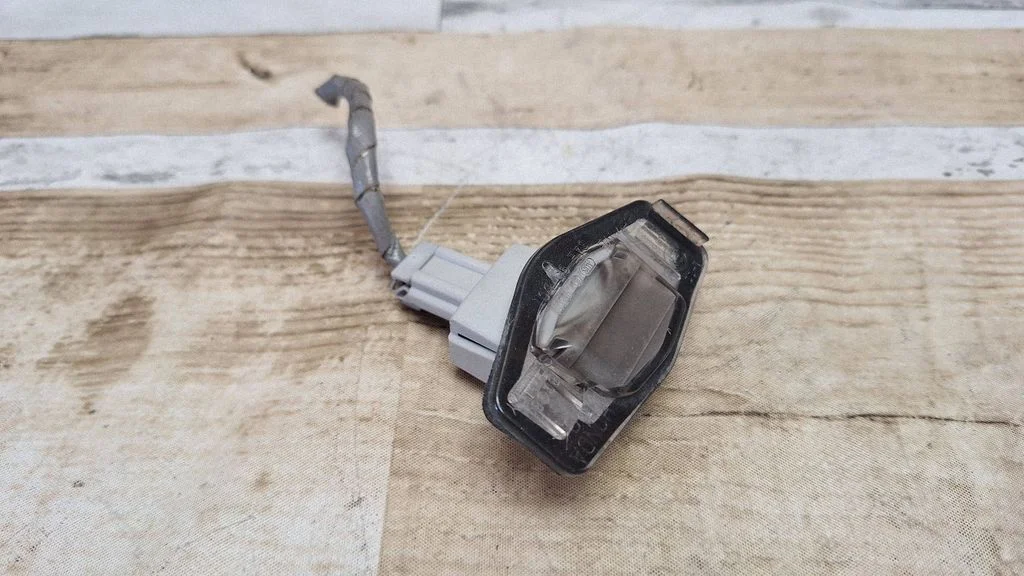 Number plate light E44051