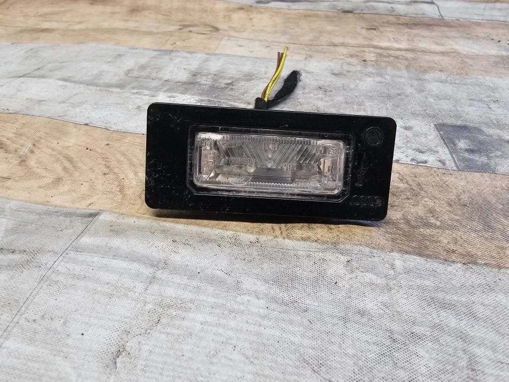 Number plate light 8T0943021