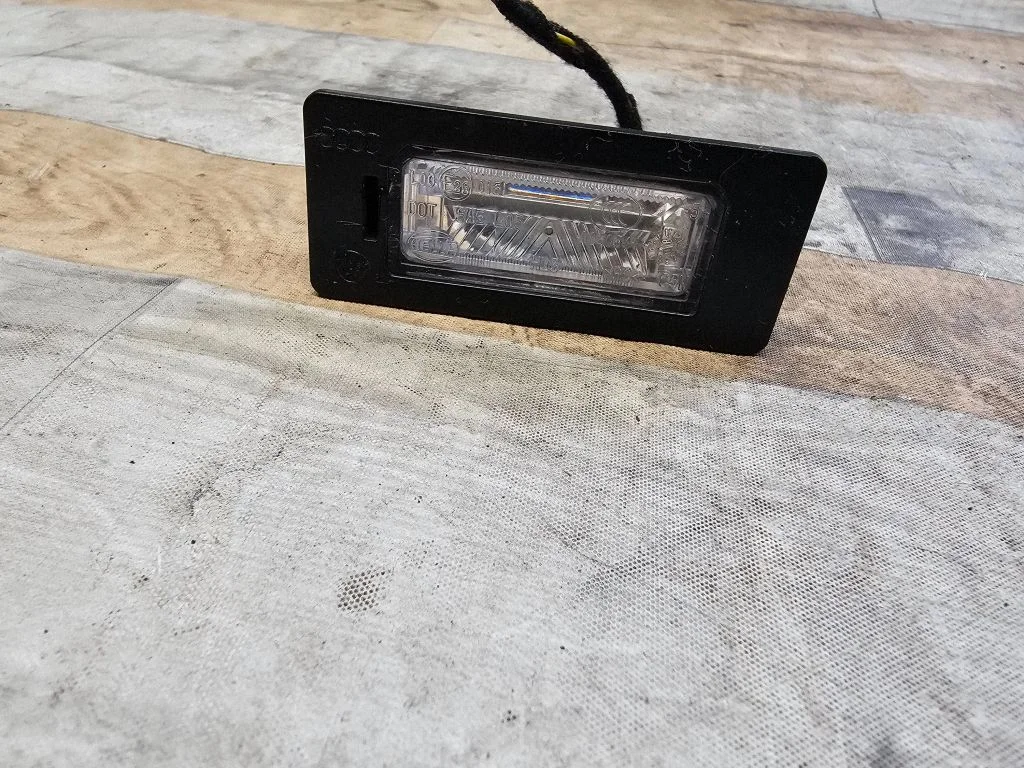 Number plate light 8T0943021