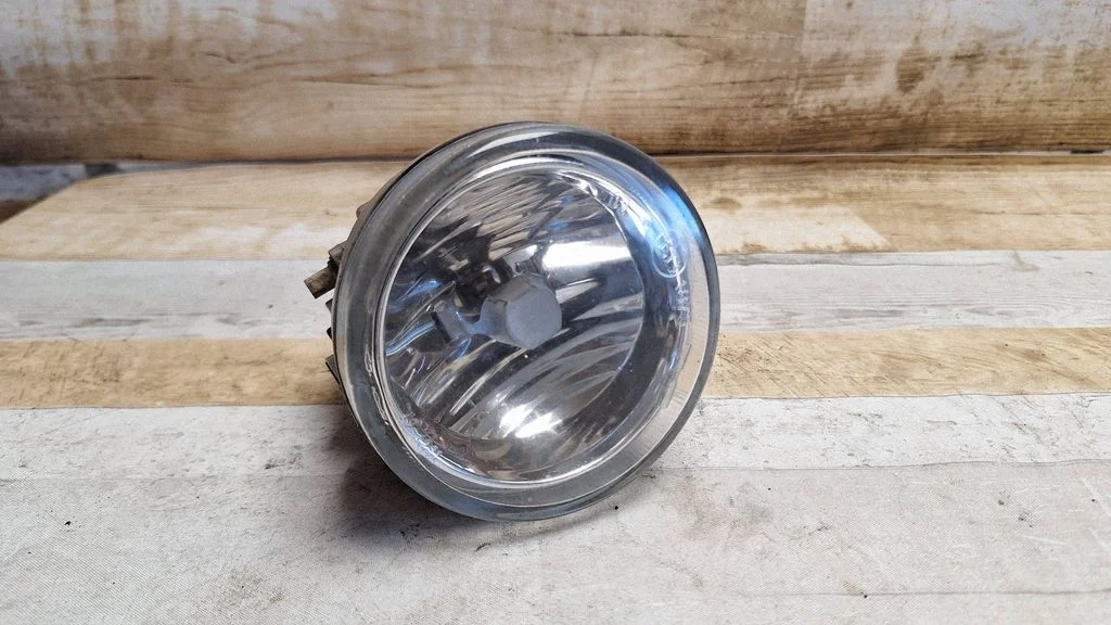 Priekšējais miglas lukturis E131875