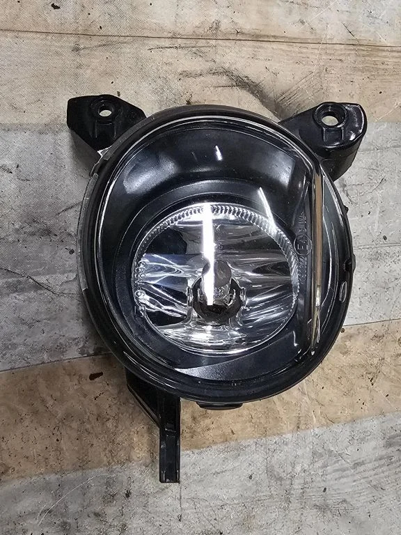 Priekšējais miglas lukturis E4B02