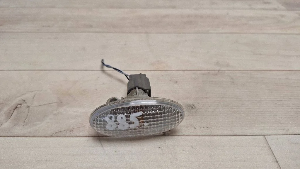 Front fender indicator light