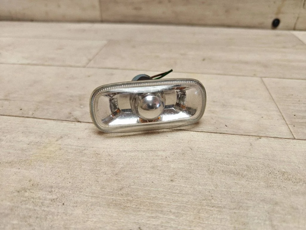 Front fender indicator light 8E0949127
