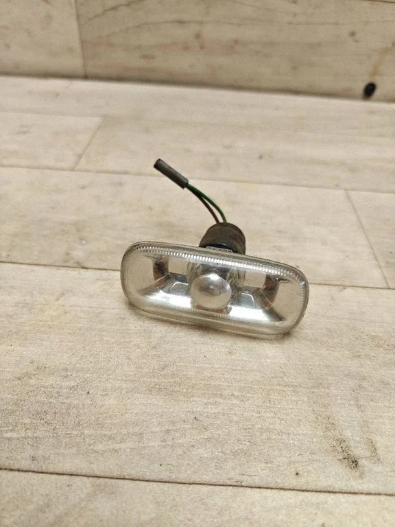 Front fender indicator light 8E0949127