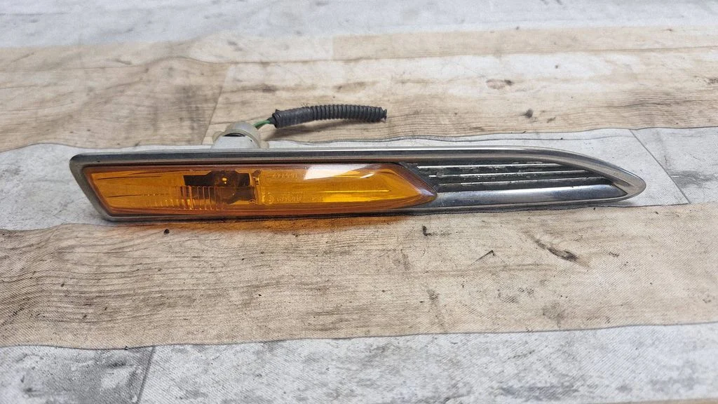 Front fender indicator light 7S7113K354BD