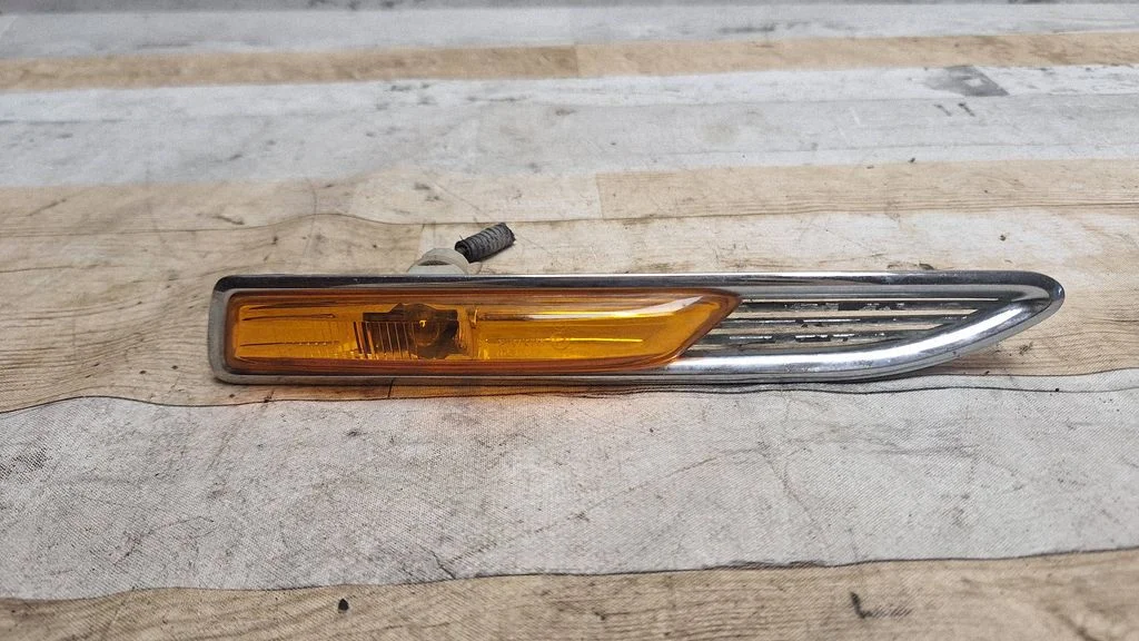 Front fender indicator light 7S7113K354AD