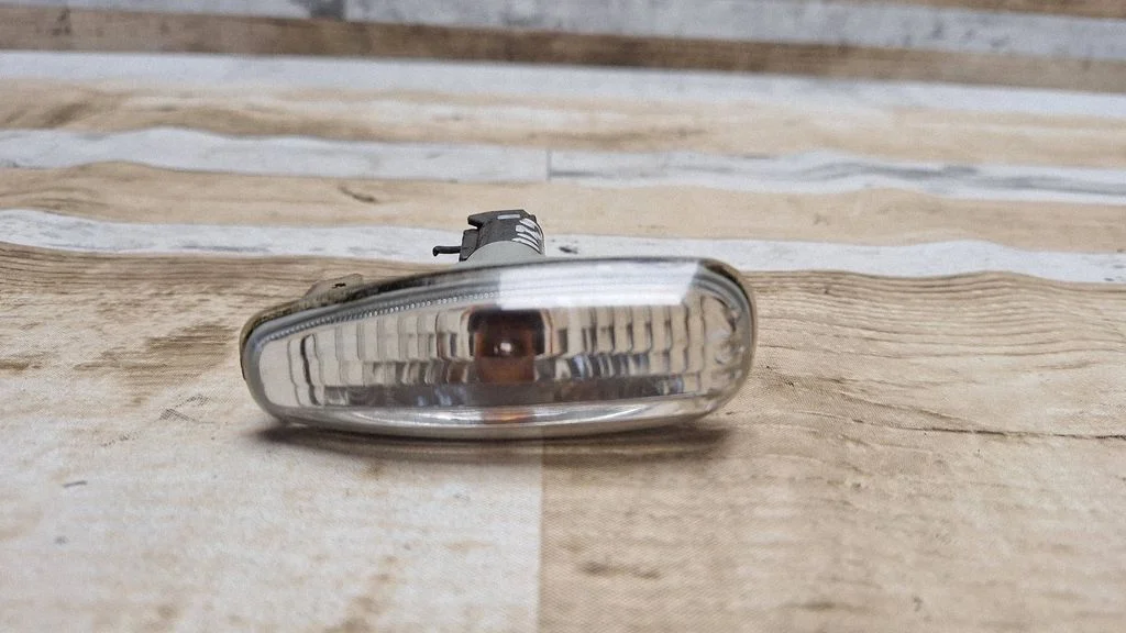 Front fender indicator light 923033L1