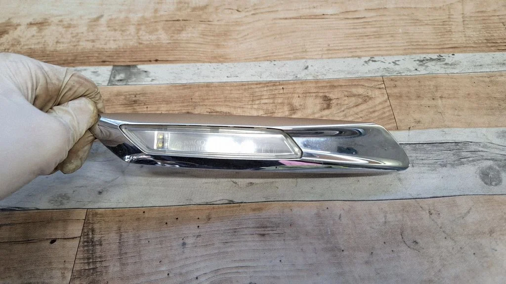 Front fender indicator light 7154167