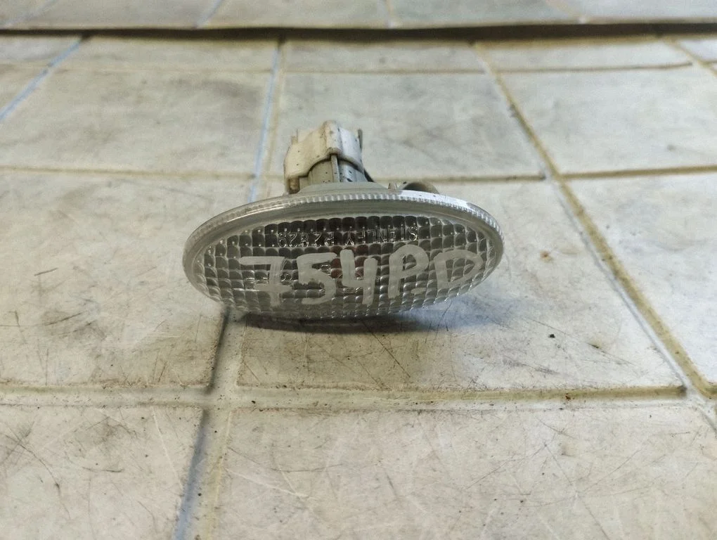 Front fender indicator light 02829