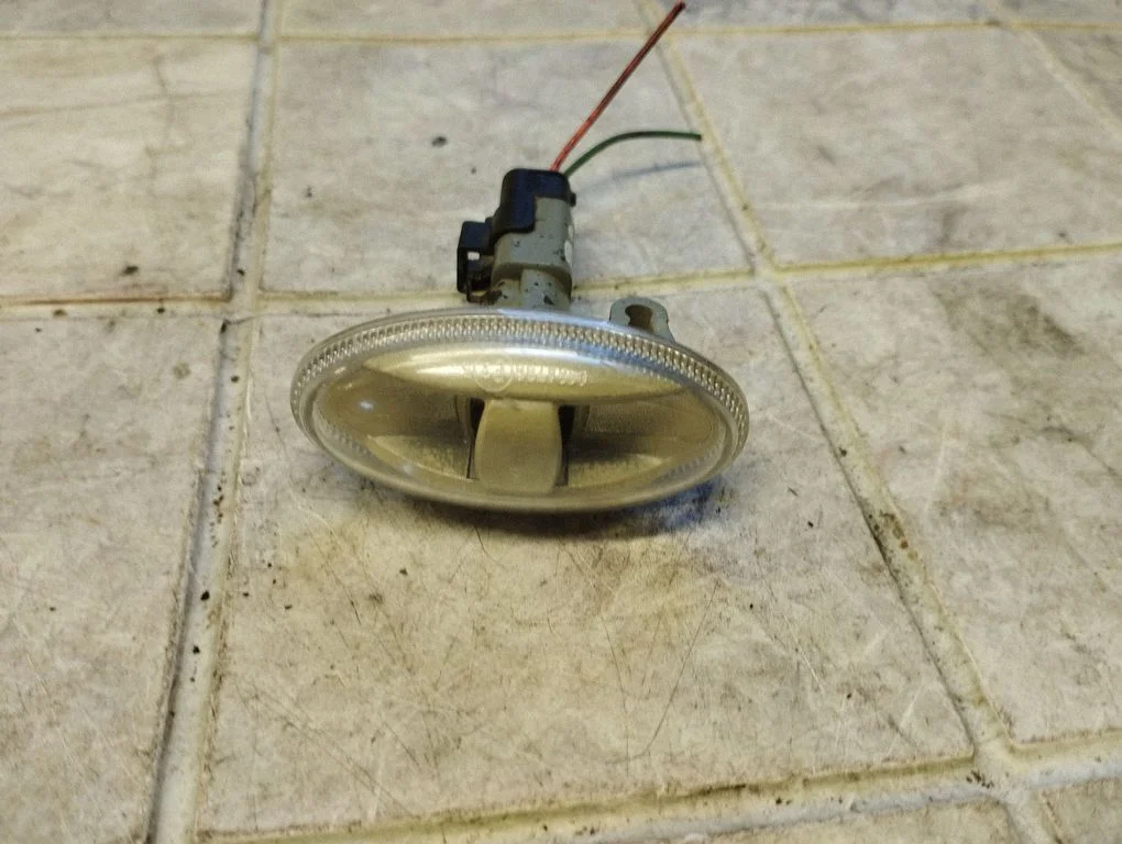 Front fender indicator light 0104706