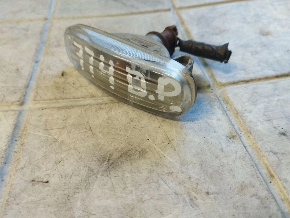 Front fender indicator light 51717793