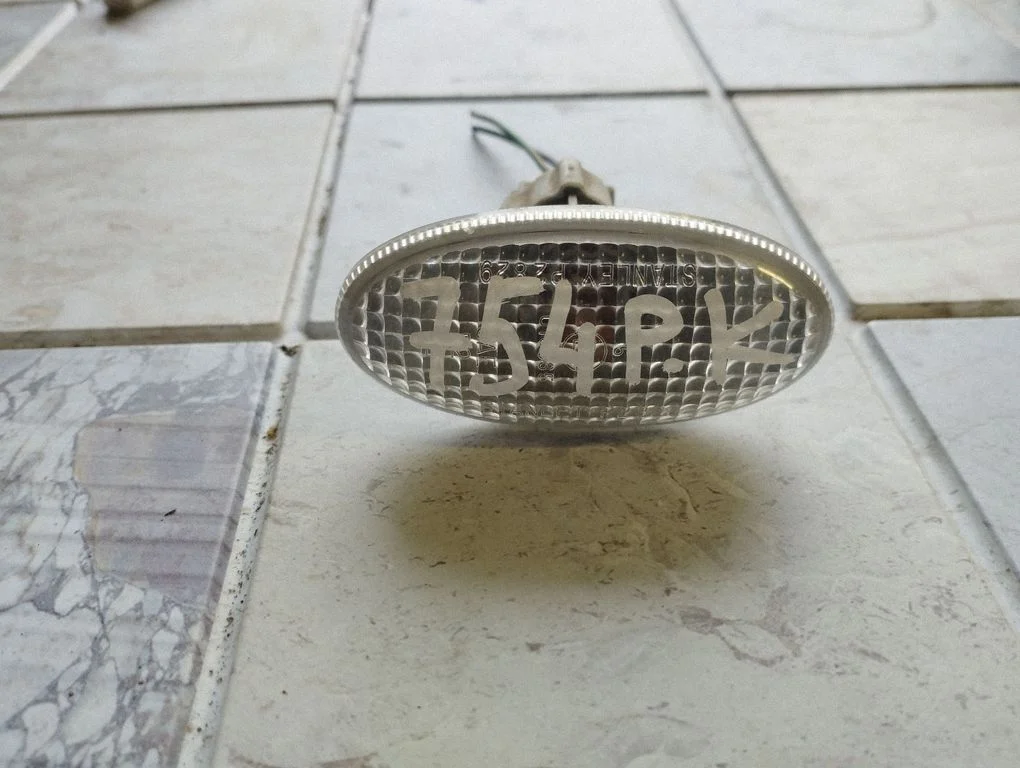 Front fender indicator light P2829