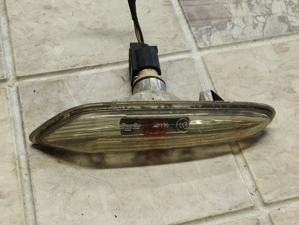 Front fender indicator light 0644