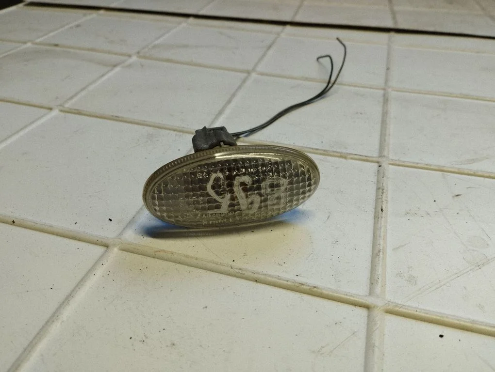 Front fender indicator light