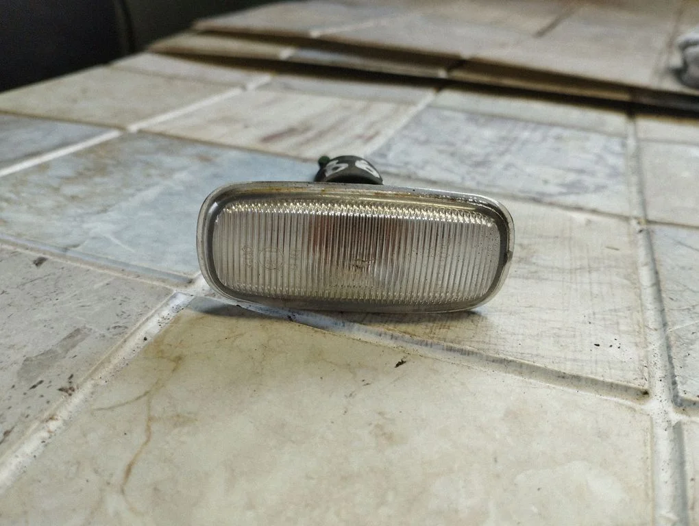 Front fender indicator light 4B0949127