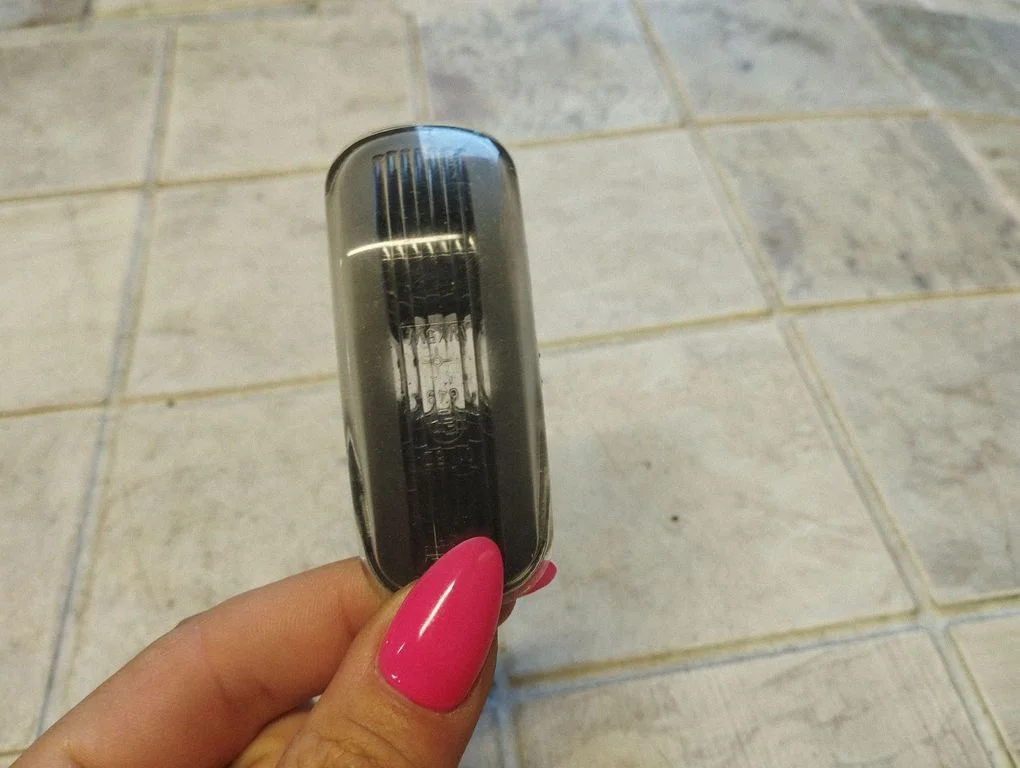 Front fender indicator light