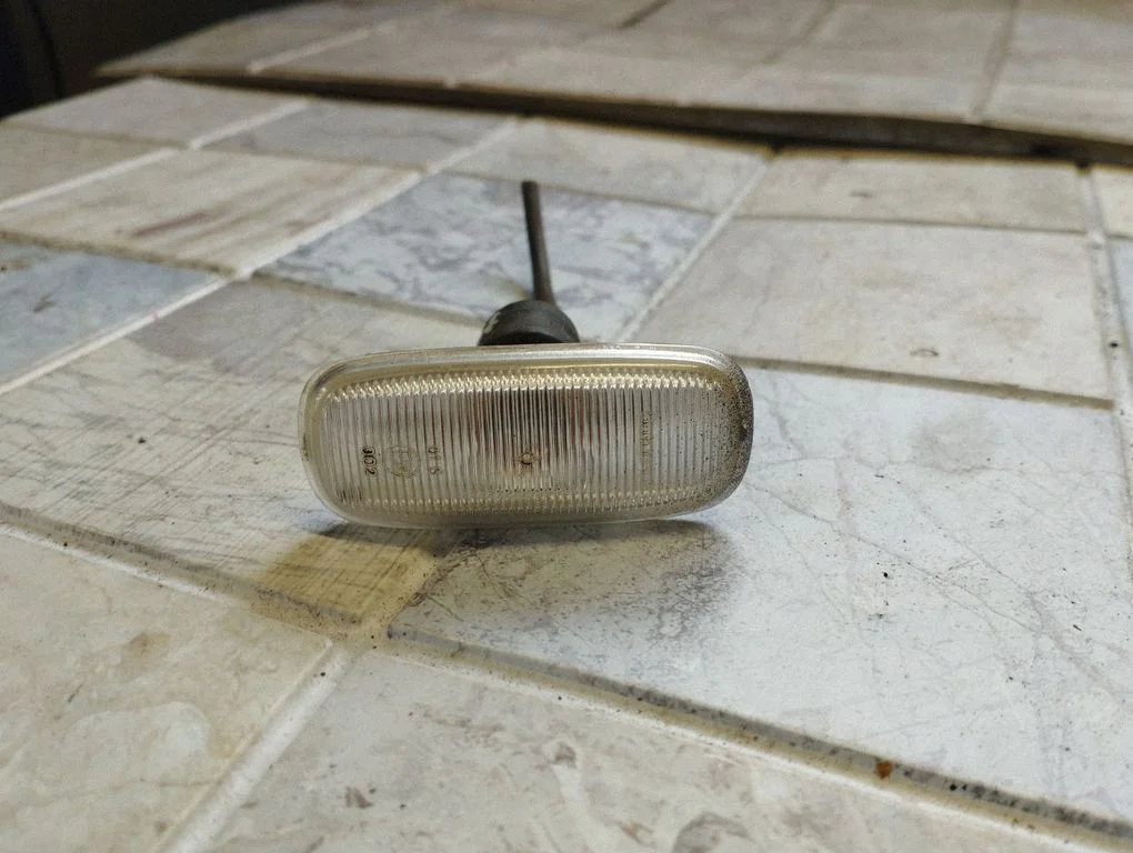 Front fender indicator light 4B0949127