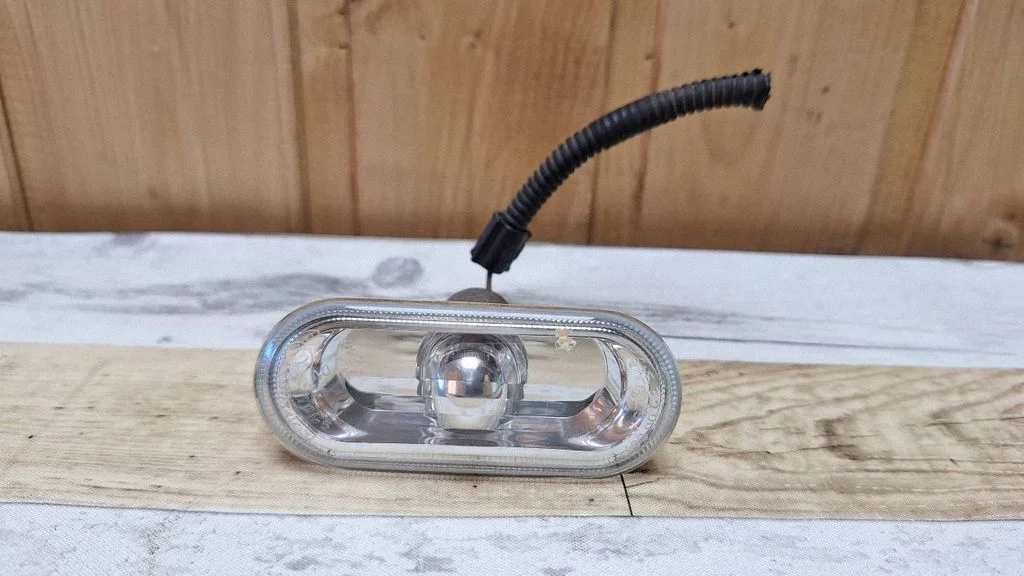 Front fender indicator light – Ford Galaxy (2000-2006)