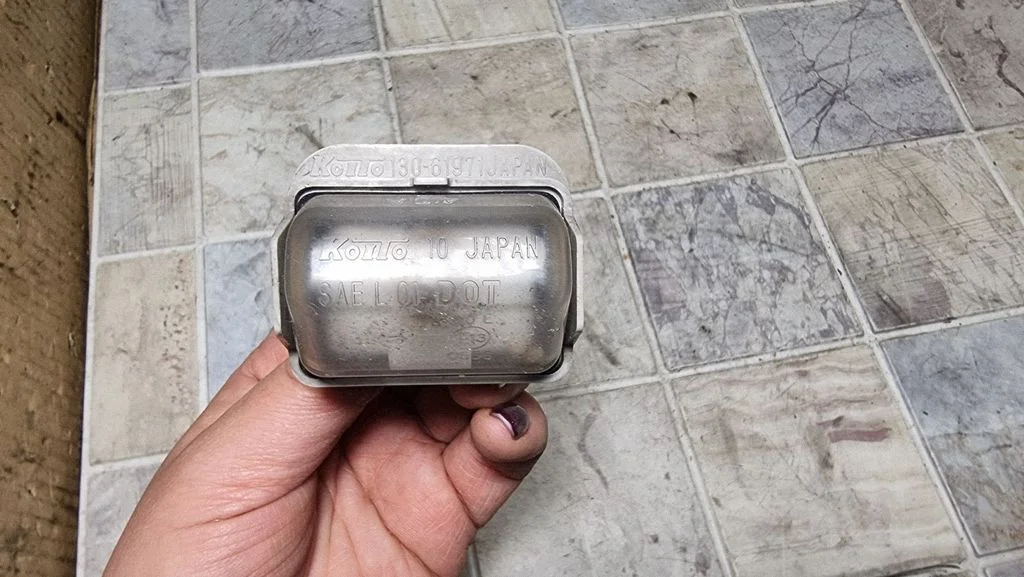 Front fender indicator light 13061971
