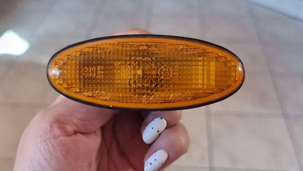 Front fender indicator light