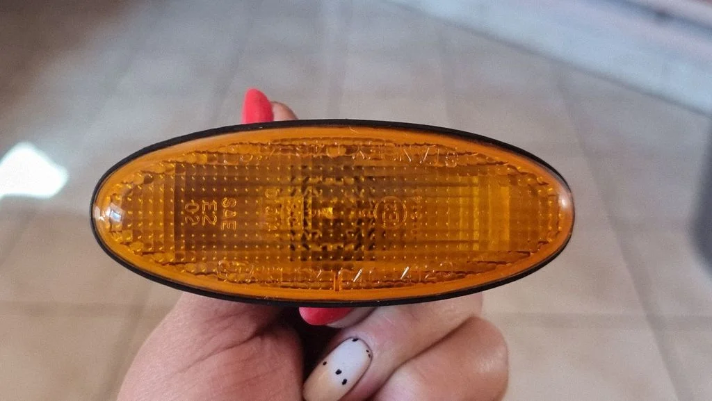 Front fender indicator light
