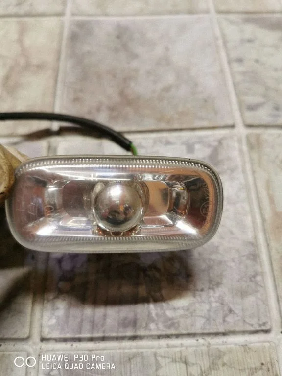 Front fender indicator light 8E0949127